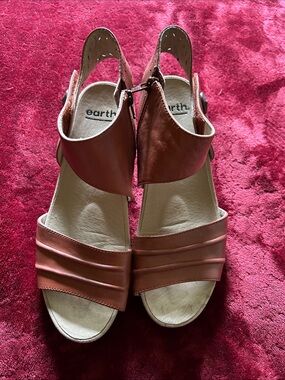 Earth Women’s  Leather Sandals. Size 9